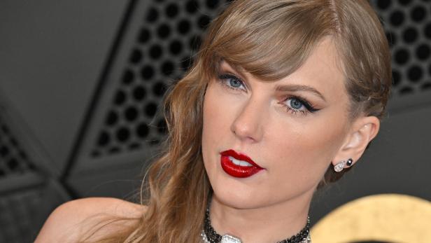 Taylor Swift trägt roten Lippenstift