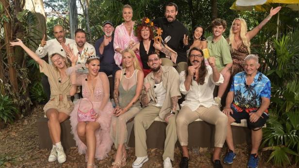 Die Dschungelcamp-Kandidaten posieren im Dschungel für ein Gruppenfoto