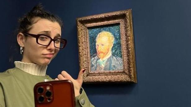 Emma Chamberlain macht ein Selfie vor einem Van-Gogh-Gemälde