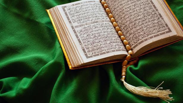 Koran liegt auf einer grünen Samtdecke