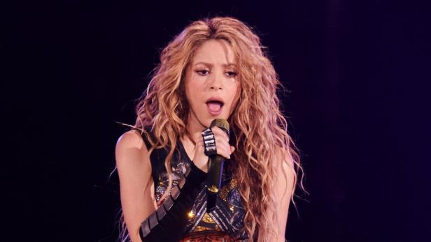 Shakira singt auf der Bühne