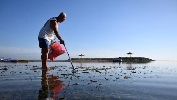 Bali leidet seit Jahren unter einem enormen Müllproblem. Aber die Abfall-Flut, die viele Strände und Flussufer seit Tagen überrollt, ist selbst für die indonesische Urlaubsinsel erschreckend - und macht in örtlichen Medien und auf sozialen Netzwerken Schlagzeilen.