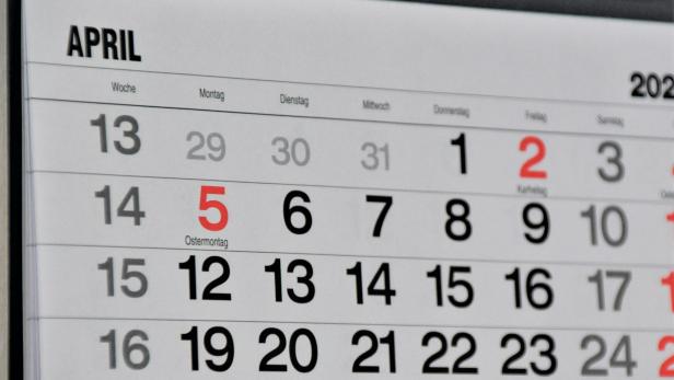Nahaufnahme eines Kalenderblatts vom April mit schwarzen und roten Zahlen