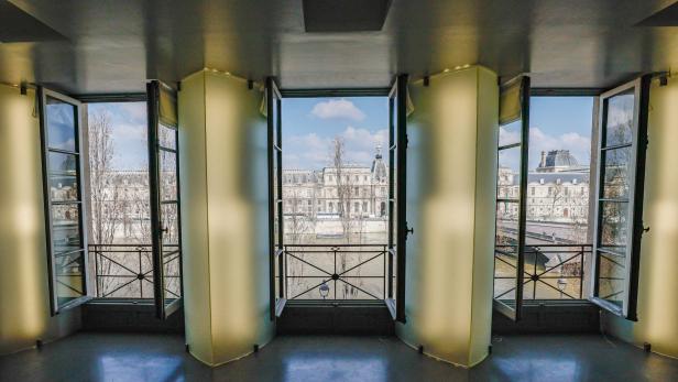 Die Wohnung bietet eine spektkuläre Aussicht auf Seine und Louvre