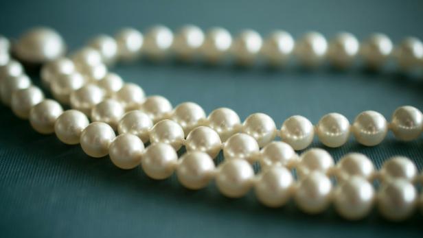 Eine Perlenkette in Nahaufnahme.