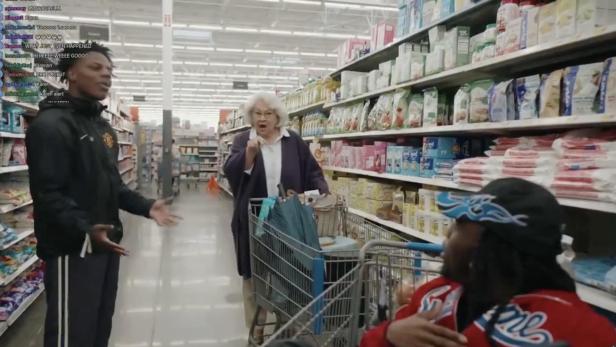 Streamer IShowSpeed und Kai Cenat diskutieren mit einer alten Frau in einem Supermarkt.