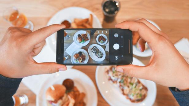 Das Fotografieren von Essen mit dem Smartphone ist heute üblich.