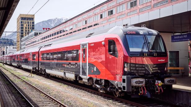 Die ÖBB wollen an den Bahnhöfen in den Gemeinden, die nach dem Volksgruppengesetz zweisprachig sind, auch zweisprachige Bahnhofsschilder anbringen. 