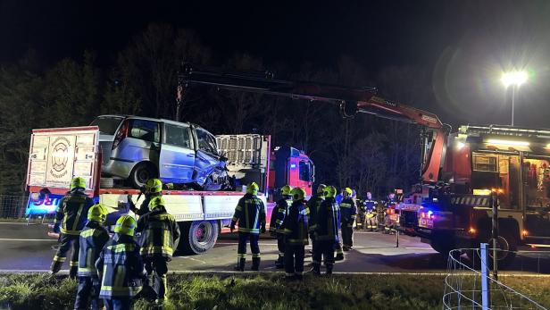 Zwei Pkw waren frontal ineinander gekracht