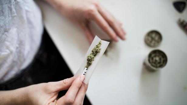 Cannabis in einem Zigaretten-Paper