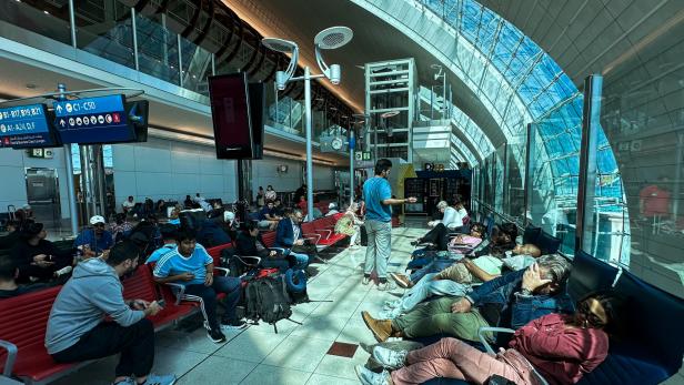 Wartende Passagiere am Airport Dubai: langsame Entspannung