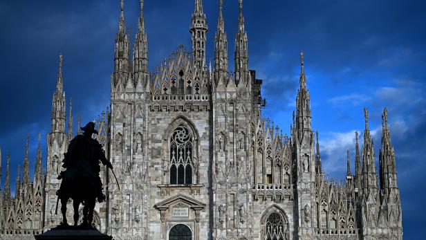 Im Bild die berühmte Kathedrale Duomo di Milano im Stadtzentrum