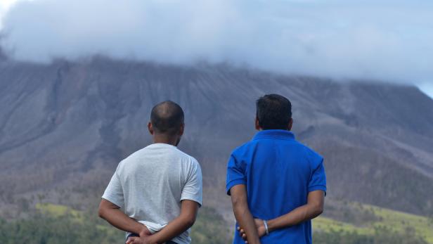 Anrainer sorgen sich nach wie vor um den Vulkan Ruang in Indonesien