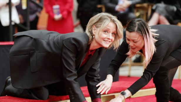 Jodie Foster drückte ihre Hände in den feuchten Zement