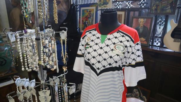 Im inszenierten Ramschladen gibt es auch Trikots des palästinensischen Fußballnationalteams