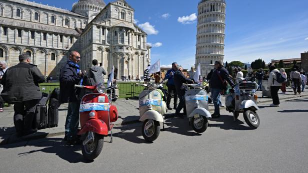 Vespa-Schwarm in Pisa mit rund 8.000 Rollern