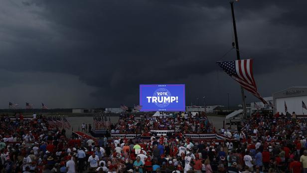 Sturm verhinderte Wahlkampfveranstaltung von Trump