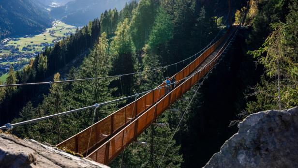 Die mehr als 100 Meter lange Hängebrücke eröffnet einen Fernblick auf den Ort Neustift