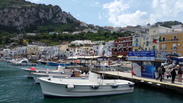 Der Hafen der Insel Capri im Golf von Neapel