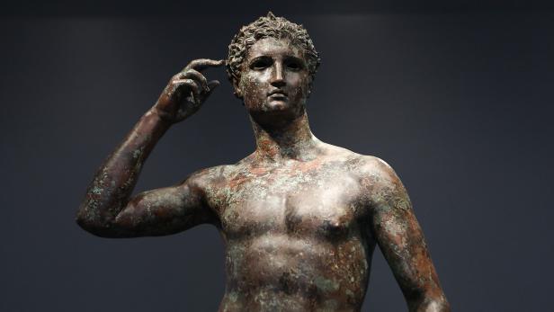 Italien hat das Recht, den "Jugendlichen Sieger", eine lebensgroße griechische Bronzestatue aus dem vierten Jahrhundert vor Christus, zurückzuerhalten, die derzeit im Besitz des Getty-Museums in Malibu in Kalifornien steht.