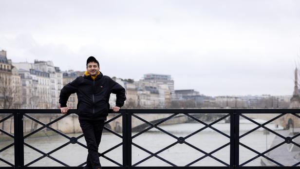 Der Olympia-Showmaster: Thomas Jolly auf einer Seine-Brücke