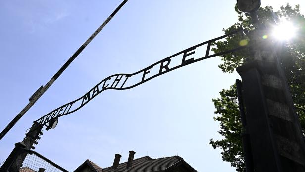 Zynische Aufschrift "Arbeit macht frei"