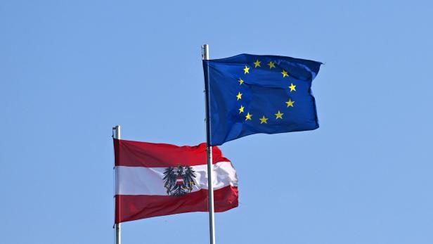 Themenbild: EU-Flagge neben Österreich-Flagge