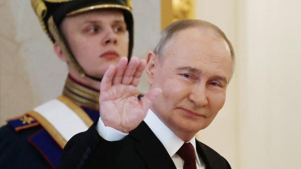 Putin winkt in die Kamera