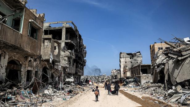 Zerstörte Gebäude in Khan Younis im Gazastreifen
