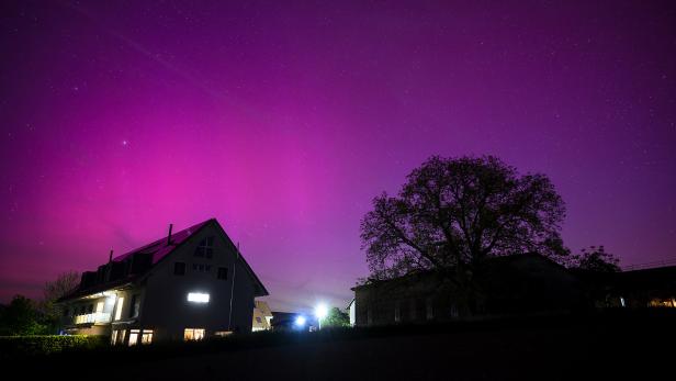 Polarlichter über dem Schweizer Dorf Daillens