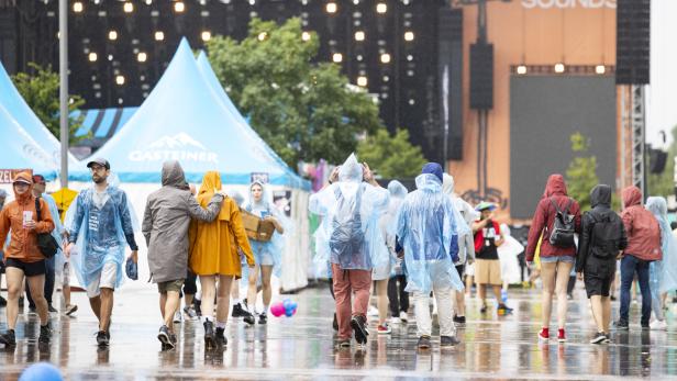 Das Publikum nahm den Regenguss gelassen hin