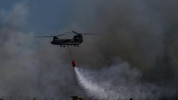 Löschhubschrauber sind im Dauereinsatz