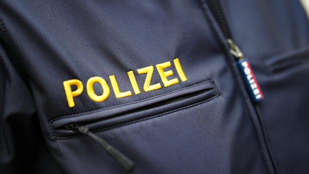 Mann trug Jacke mit der Aufschrift "Polizei"