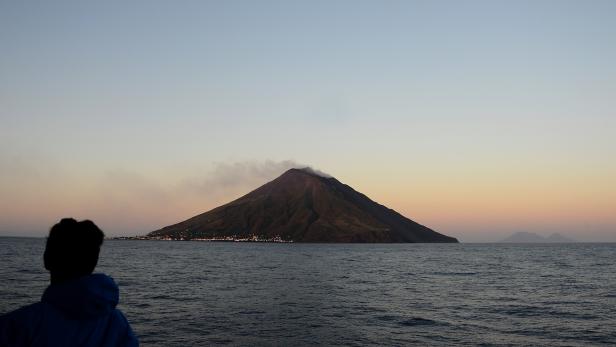 Blick auf die Vulkaninsel Stromboli nahe der Nordküste Siziliens