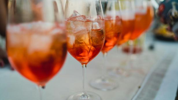 Mehrere Gläser mit Aperol Spritz