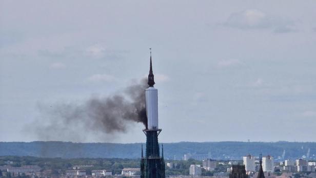 Das Feuer war am Donnerstag an der Kirchturmspitze ausgebrochen