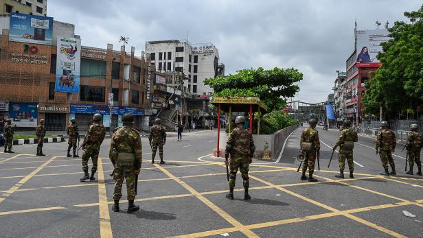 Massives Soldatenaufgebot auf den Straßen von Dhaka