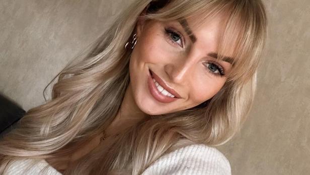 24-Jährige Blondine posiert für ein Selfie