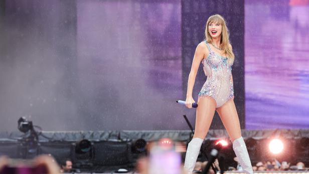 Taylor Swift singt im Hamburger Regen