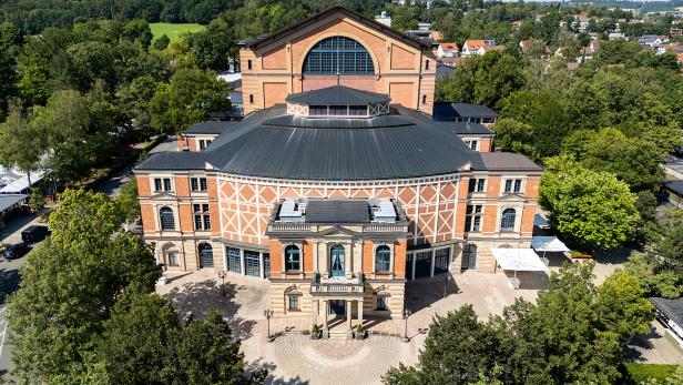 Publikum im Festspielhaus von Inszenierung nicht unbedingt begeisert