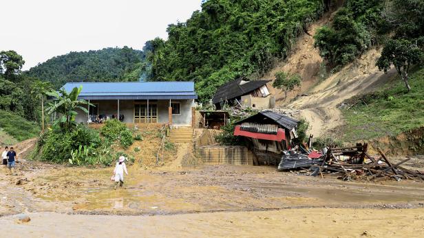 Die Wassermassen lösten zahlreiche Erdrutsche aus