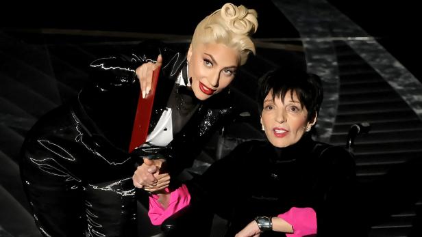 Liza Minnelli (r) mit Lady Gaga