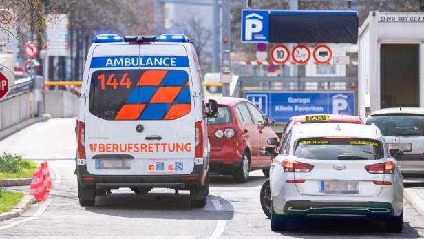 Rettungswagen bei der Auffahrtsrampe zur Klinik Favoriten (Symbolbild)