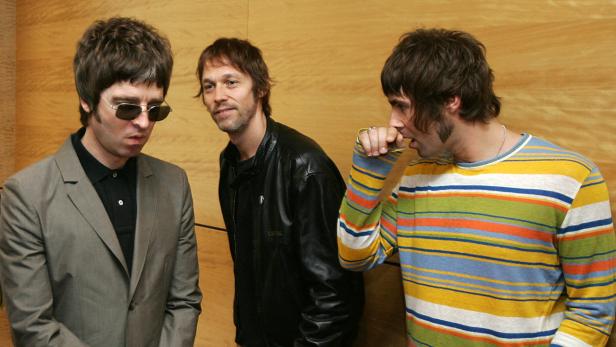 Noel (li) und Liam Gallagher (re) mit Oasis-Mitglied Andy Bell