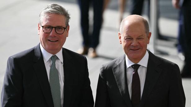 Keir Starmer (l.) von Olaf Scholz empfangen