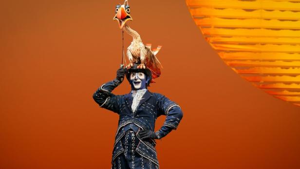 Joachim Benoit steht seit 2001 als Zazu im Musical "Der König der Löwen" in Hamburg auf der Bühne. Wie sich die Show immer wieder verändert und wie aktuell die Geschichte dahinter ist, verrät er im Interview.