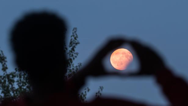 Mondfinsternisse sind zu sehen, wenn die Erde zwischen Sonne und Mond steht