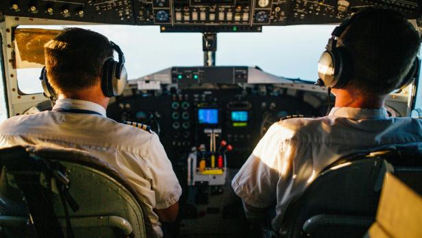 Zwei Piloten im Cockpit eines Flugzeugs