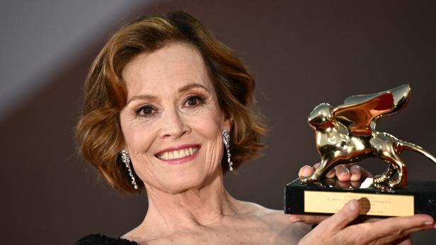 Sigourney Weaver mit dem Goldenen Löwen von Venedig