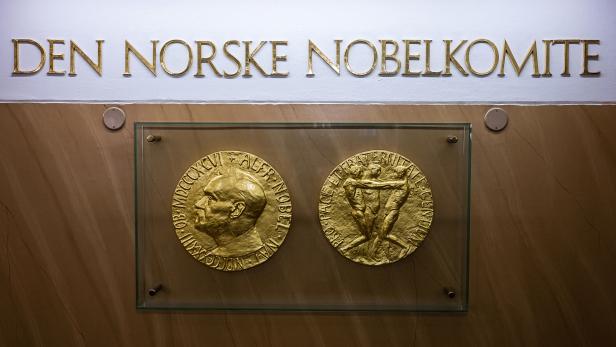 Replikas der Friedensnobelpreis-Medaille im Nobel-Institut in Oslo